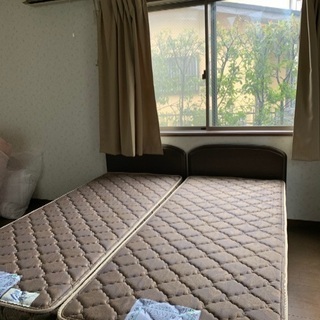 シングルベッド×2です。差し上げます。