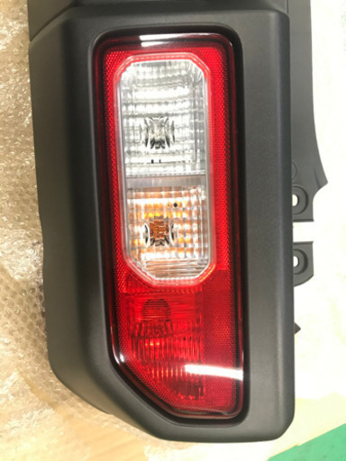 現行ジムニー　JB64  リヤバンパー(テールランプ付き)