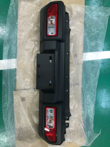 現行ジムニー　JB64  リヤバンパー(テールランプ付き)