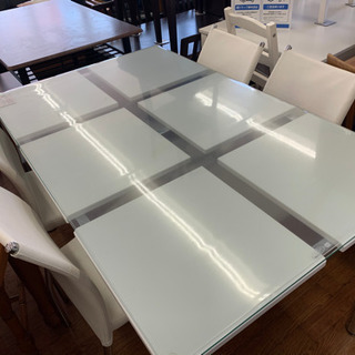 お部屋に置くだけでお洒落感up!ガラスのダイニング5点セットです!