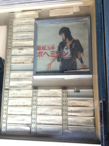 中古　ジュークボックス　シングルレコード　 　幅84.3　　奥行65.3　　高さ129　 （ｃｍ）　津上　ジャンク品