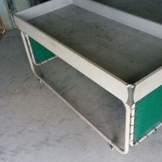 ワゴンセールに使う、ワゴン。