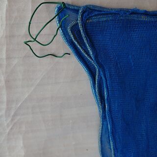 洗濯済★中古＊カラスよけガードネット　色＊ブルー　周囲に重りコード入り　約２・８ｘ３・４ｍ　難ありの画像