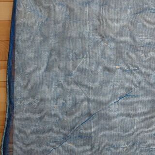 洗濯済★中古＊カラスよけガードネット　色＊ブルー　周囲に重りコード入り　約２・８ｘ３・４ｍ　難ありの画像