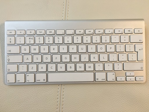 Apple ワイヤレスキーボード - 英語（UK） とマジックマウス