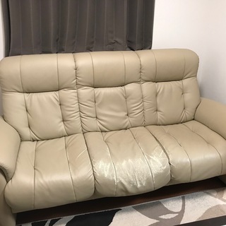 ３人掛けソファ　ベージュ　剥げている部分ありの画像