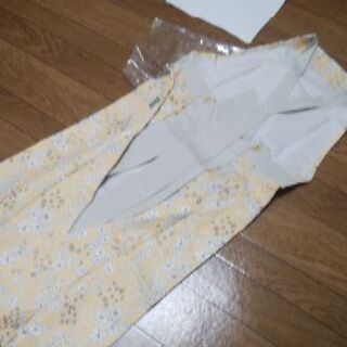 アフタヌーンティーの黄色い花柄のエプロン　新品未使用