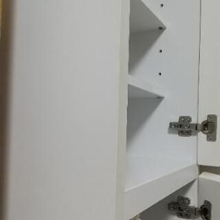 白 エナメル仕上げ 扉付 棚  の画像