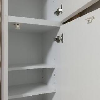 白 エナメル仕上げ 扉付 棚  の画像