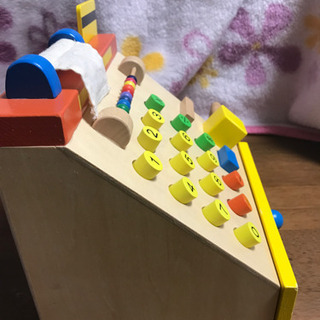 木材でできたおもちゃのレジの画像