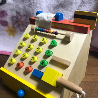 木材でできたおもちゃのレジの画像