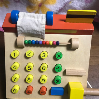木材でできたおもちゃのレジの画像