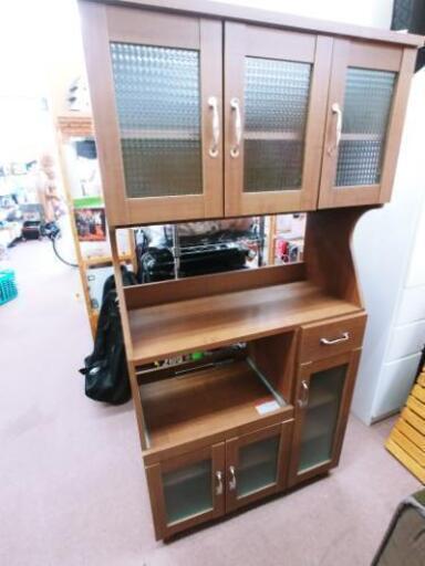 ★すりガラスがオシャレな食器棚