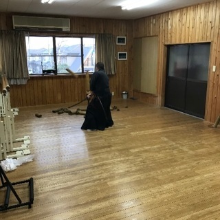 真剣(刀)を使った巻きゴザを斬る、試し斬り体験の画像
