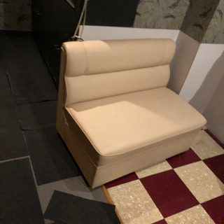閉店した、スナックの、ソファー、イス、テーブルです