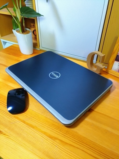 超大容量1T♪　corei3でメモリ4Gの高性能Dell★　とても美品！　薄型のアルティメットシルバーが超かっこいい☆　最新Windows10　64Bit！　DELL　Inspiron　大画面15.6インチ　高音質　DVDドライブ　ウェブカメラ＆テンキー内蔵　　銀黒　高級感　　ノートパソコン　無線LAN　Wi-Fi対応