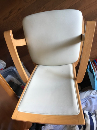 回すことができる肘掛け付き椅子