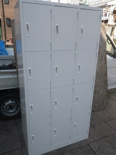 ■配達可■比較的美品■12人用 (3列4段）スチールロッカー ホワイト AKL  幅900  シリンダー錠