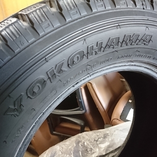 ワンシーズン使用 スタッドレス1台分 265/60-18