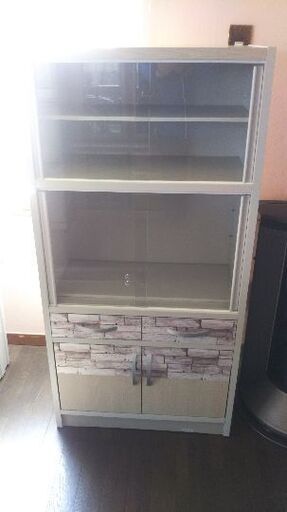 小ぶりな食器棚　ホワイト