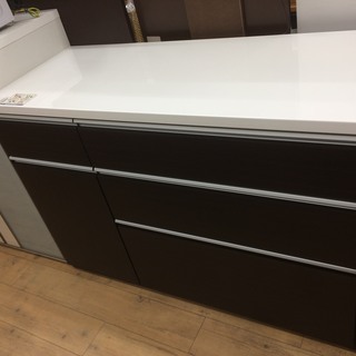 落ち着いた色合いのニトリのキッチンカウンターです！の画像
