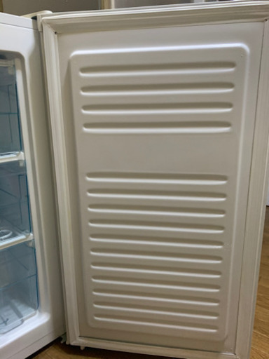 新品同様✨たっぷり入る冷凍庫✨外は保護シートが貼ってありピカピカです。剥がしてください！サイズ説明あり✨３月末まで出品✨