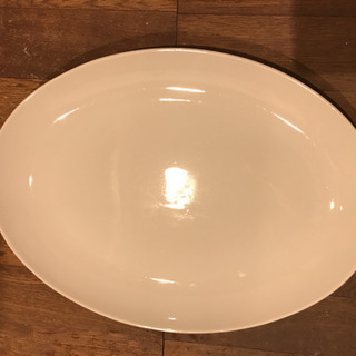 オーバル(楕円)の大きな白いお皿の画像