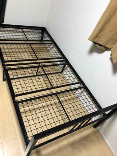シングルベッド　黒フレーム