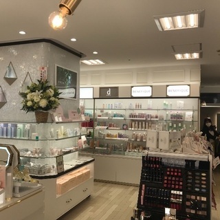 近鉄四日市駅前ふれあいモールの化粧品専門店