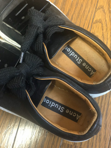 Acne Studiosのフェイスプレート付きスニーカー