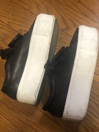Acne Studiosのフェイスプレート付きスニーカー