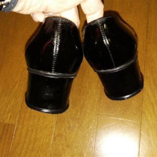 定価32000円位エナメルパンプスフィラガモ!ヒール4センチ!サイズ5b 22.5センチ!エナメルなので雨☔の日にも🙂お安くお譲り致します!の画像