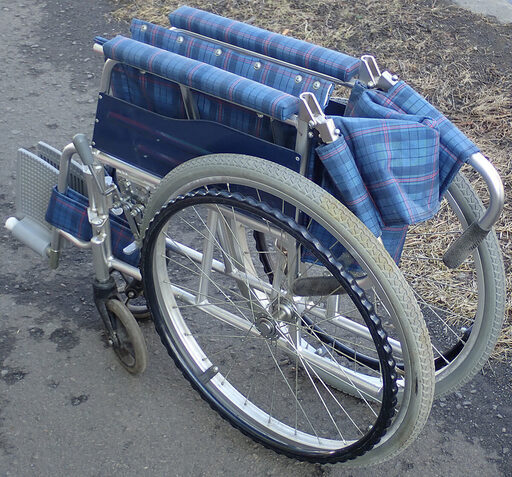 札幌 折りたたみ車椅子 室内用？子供用？ 座面横36cmx奥行き41cm 現状渡し