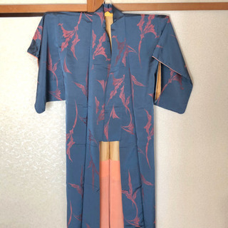 【袷着物】光沢のある青に赤色の模様 個性的な着物です