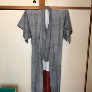 【袷着物】新品 黒地に赤色の裏地がよく映える着物です