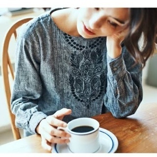 【美品】and myera アンドマイラ  刺繍 トップスの画像