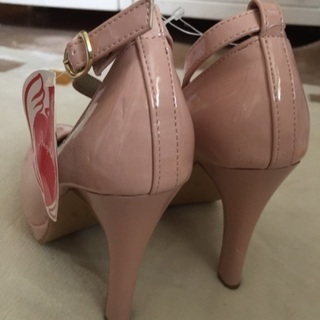 新品未使用春色ピンクエナメルパンプス❤️の画像