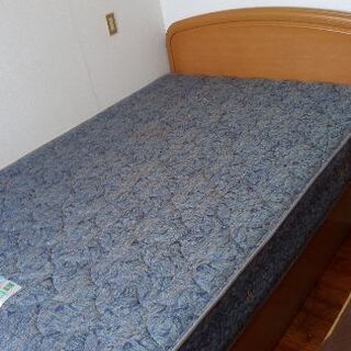 ダブルベッド売ります！寝具一式付き！