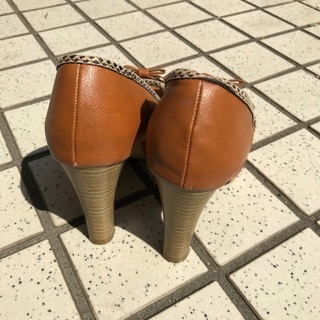 オープントゥパンプス（ベージュ）の画像