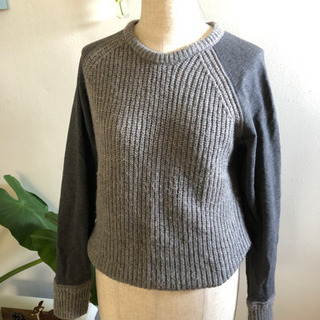グレーのトップスの画像