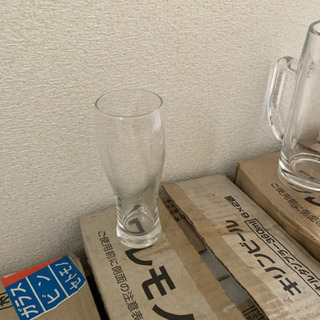 ビールジョッキ　ビールグラス　大量の画像