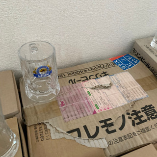 ビールジョッキ　ビールグラス　大量の画像
