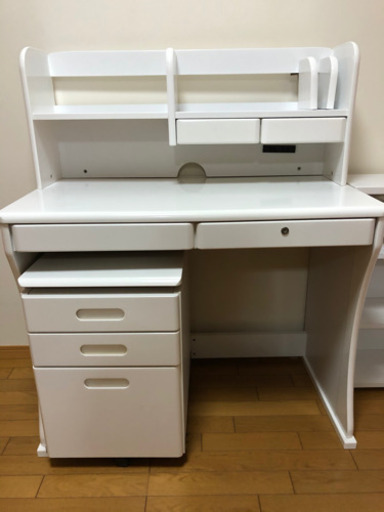 真っ白な学習机