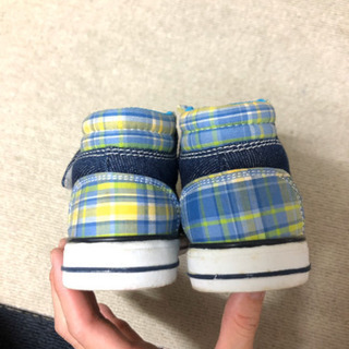 スニーカーと化粧品3種類