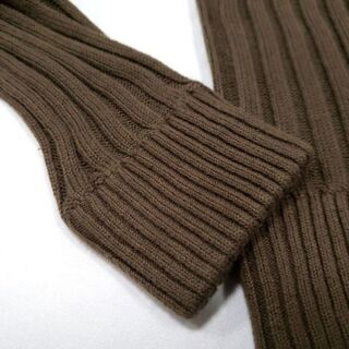★新品未使用スリムフィット！ASM（アトリエサブ）のVネックニットの画像