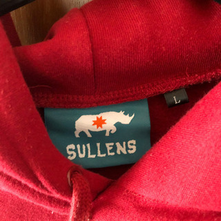 赤いパーカーの画像