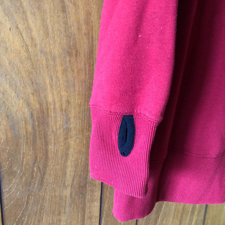 赤いパーカーの画像