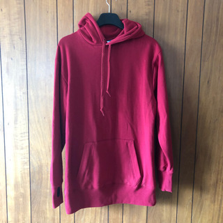 赤いパーカーの画像