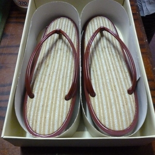 伊と忠の和装草履の画像