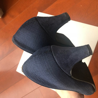 定価8000円ほど ロイヤルブルーのシンプルなパンプスの画像